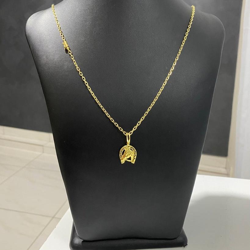 CORRENTE CADEADO DE QUINA 2MM + PINGENTE FERRADURA DO CAVALO PEQUENO