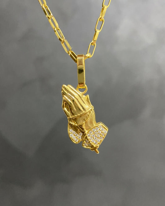 PINGENTE MÃO ORAÇÃO CRAVEJADO - 3x1,5cm