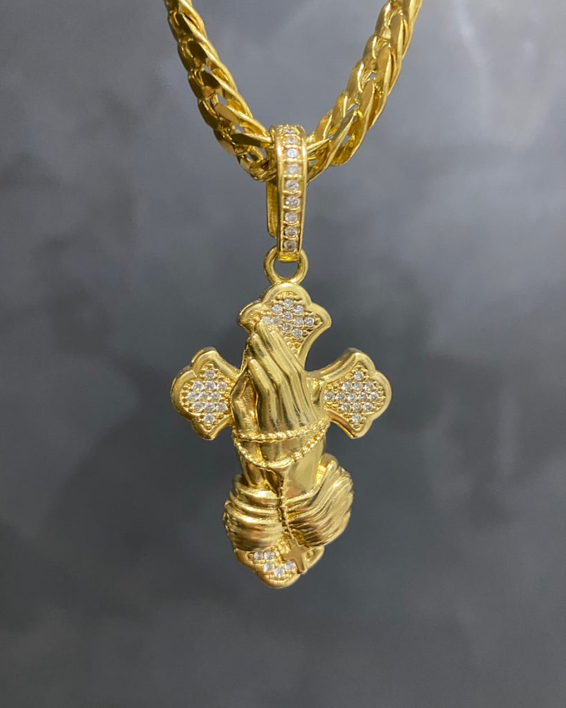PINGENTE MÃO ORAÇÃO COM CRUZ CRAVEJADA - 4,5x3cm