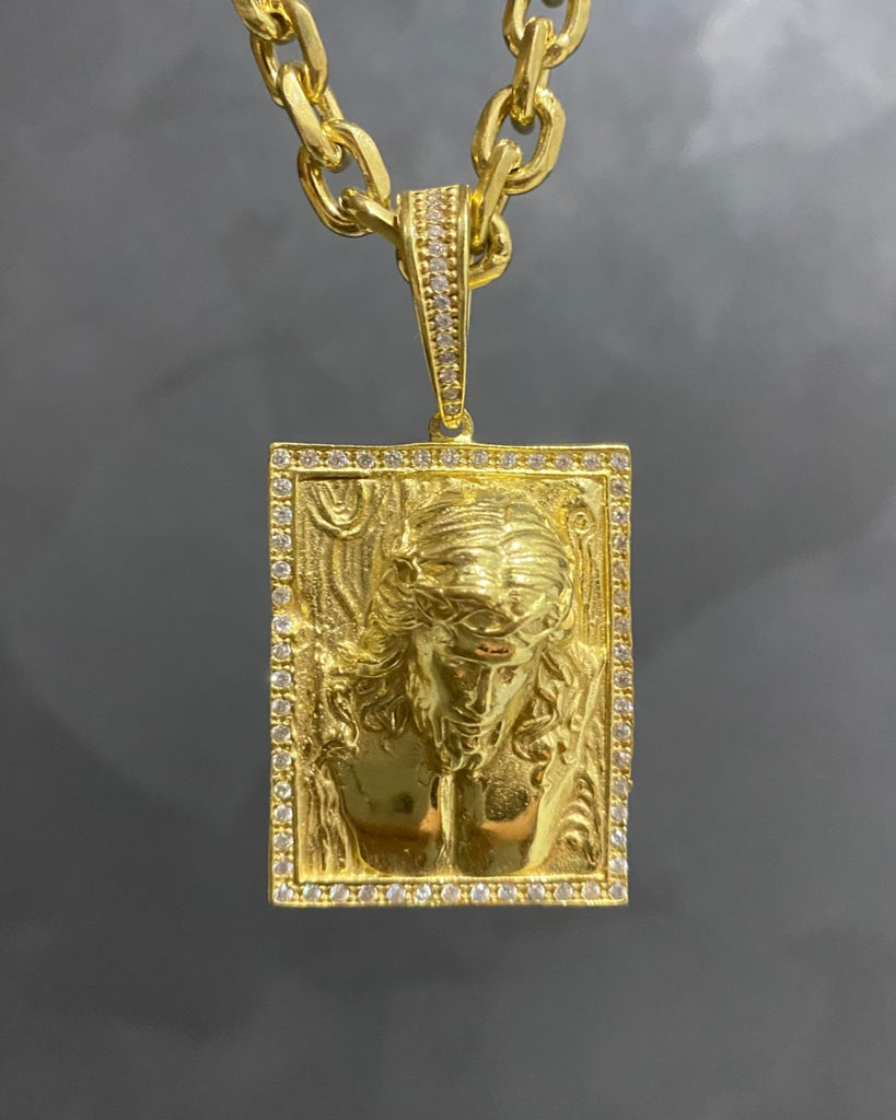 PINGENTE CRISTO QUADRADO 3D COM BORDA CRAVEJADA - 4,5x3,5cm