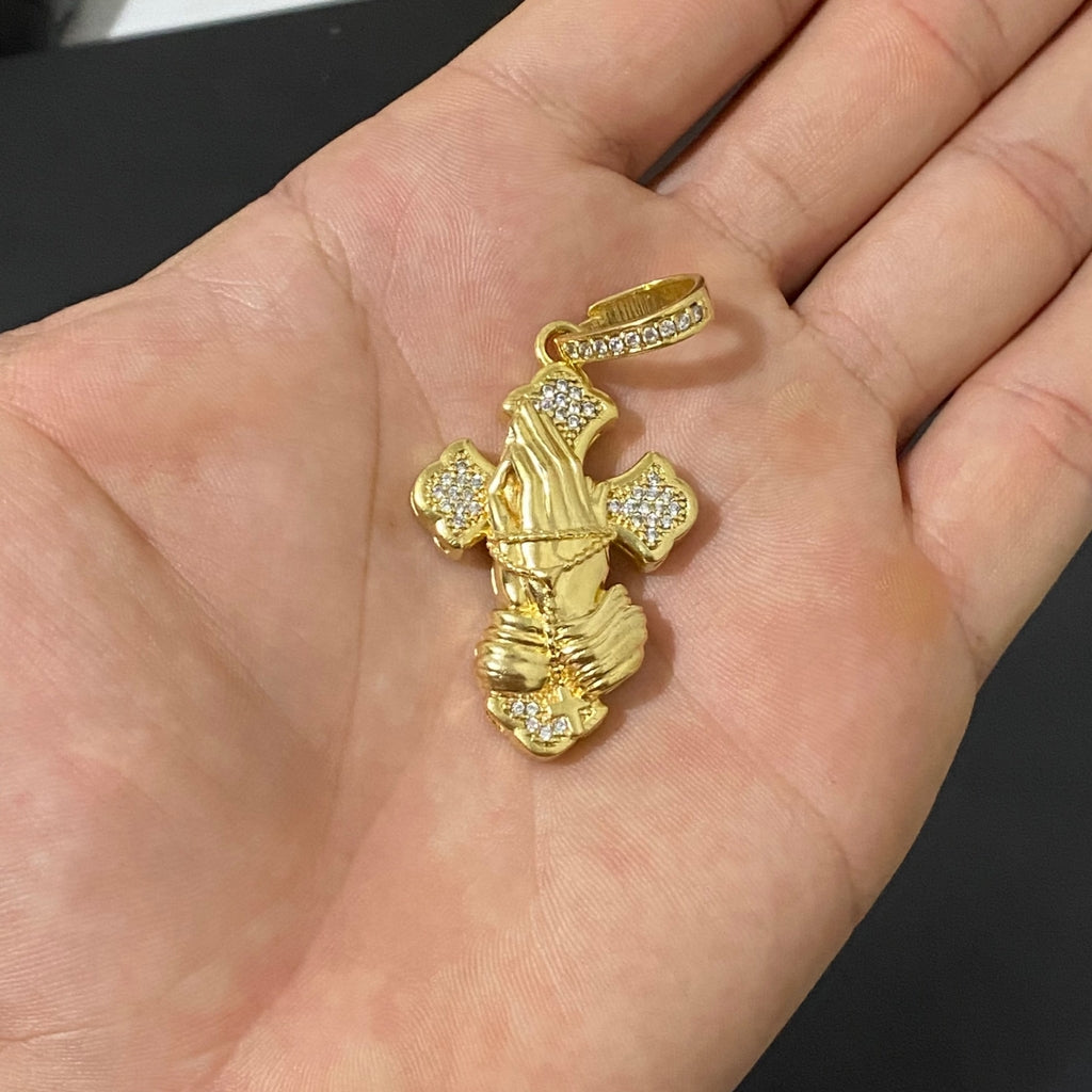 PINGENTE MÃO ORAÇÃO COM CRUZ CRAVEJADA - 4,5x3cm