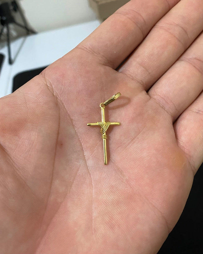 PINGENTE CRUZ AMARRADA PEQUENO - 2,5x1,5cm