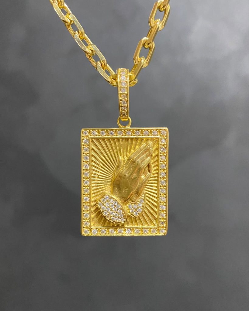 PINGENTE MÃO ORAÇÃO QUADRADO CRAVEJADO - 3,5x2,5cm