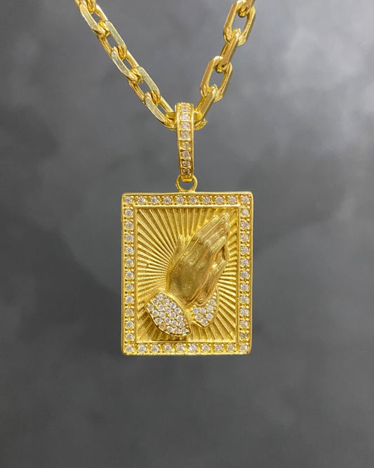 PINGENTE MÃO ORAÇÃO QUADRADO CRAVEJADO - 3,5x2,5cm