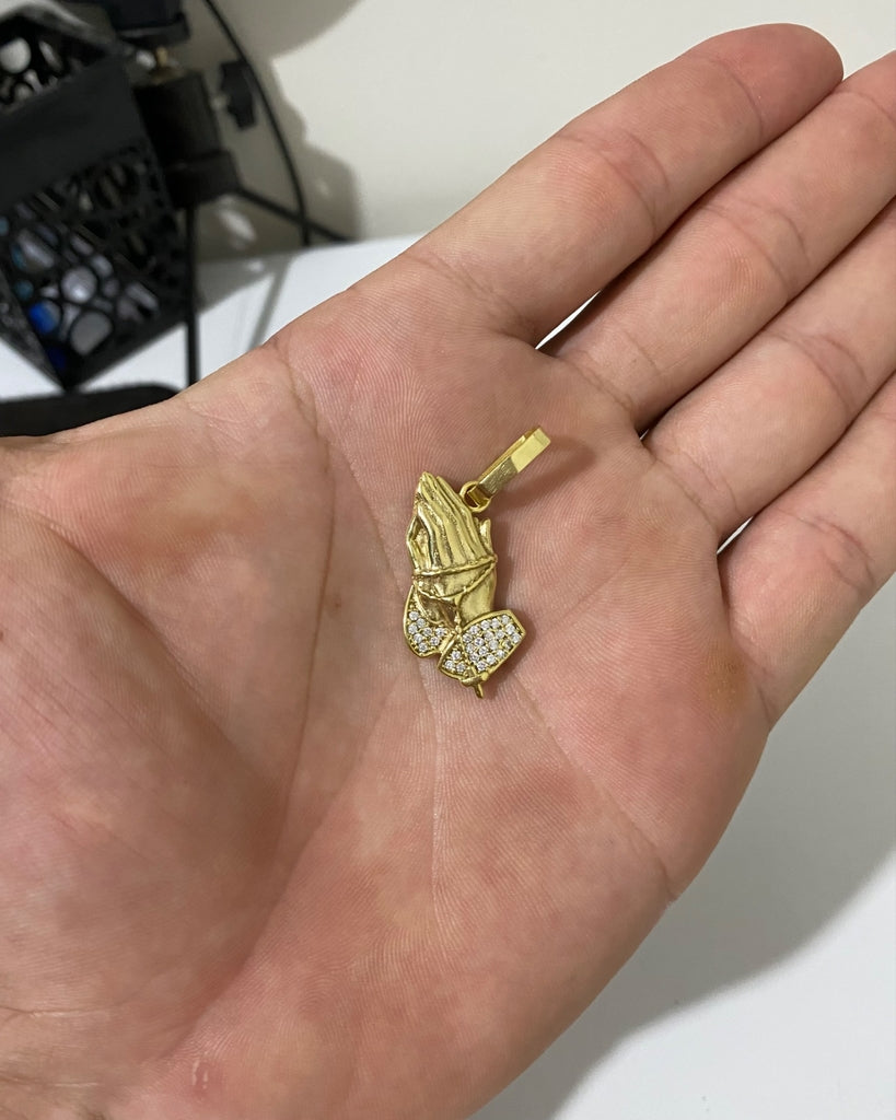 PINGENTE MÃO ORAÇÃO CRAVEJADO - 3x1,5cm