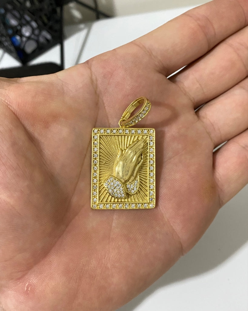 PINGENTE MÃO ORAÇÃO QUADRADO CRAVEJADO - 3,5x2,5cm