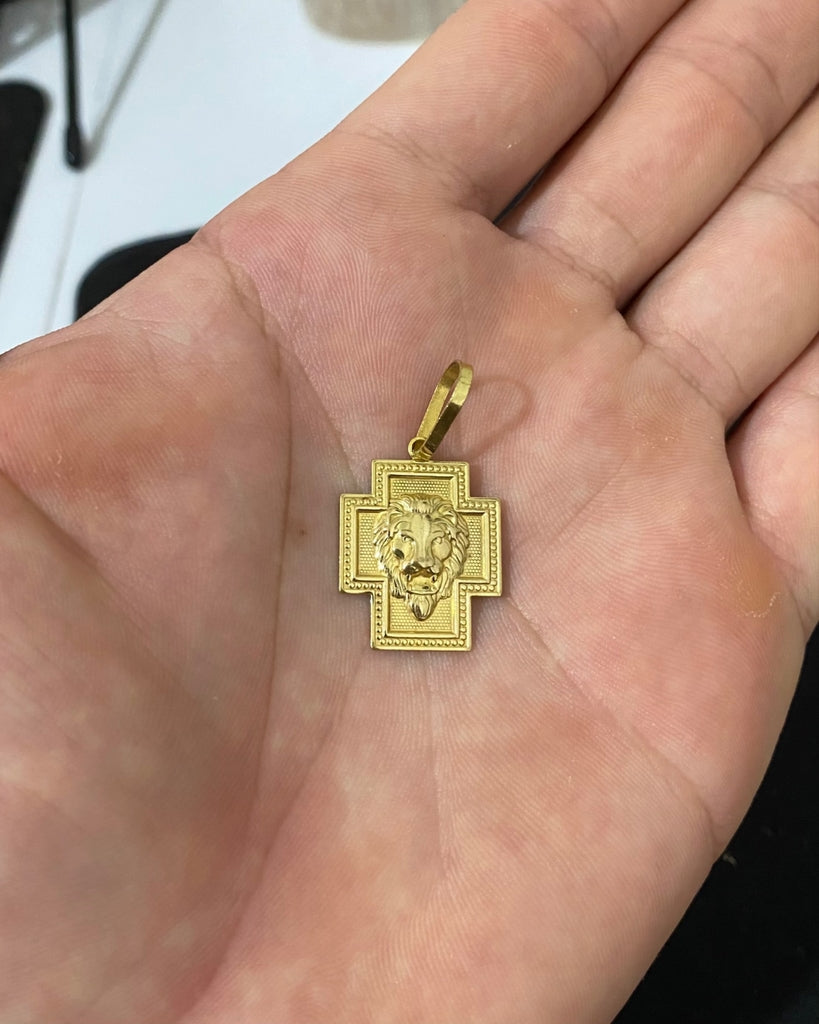 PINGENTE CRUZ LEÃO - 2x1,8cm