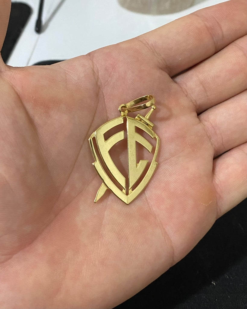 PINGENTE ESCUDO DA FÉ VAZADO - 3,5x3cm