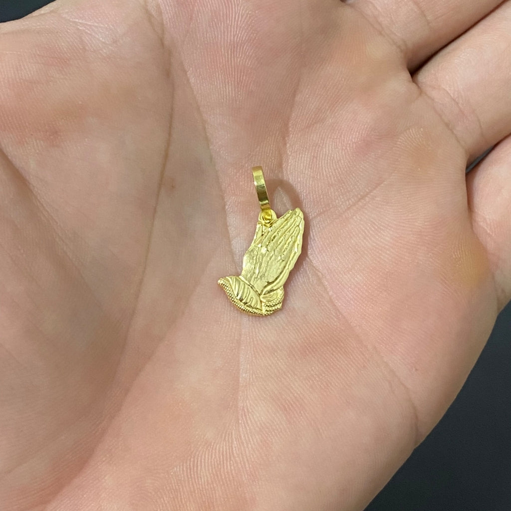 PINGENTE MÃO ORAÇÃO PEQUENO - 2x1cm