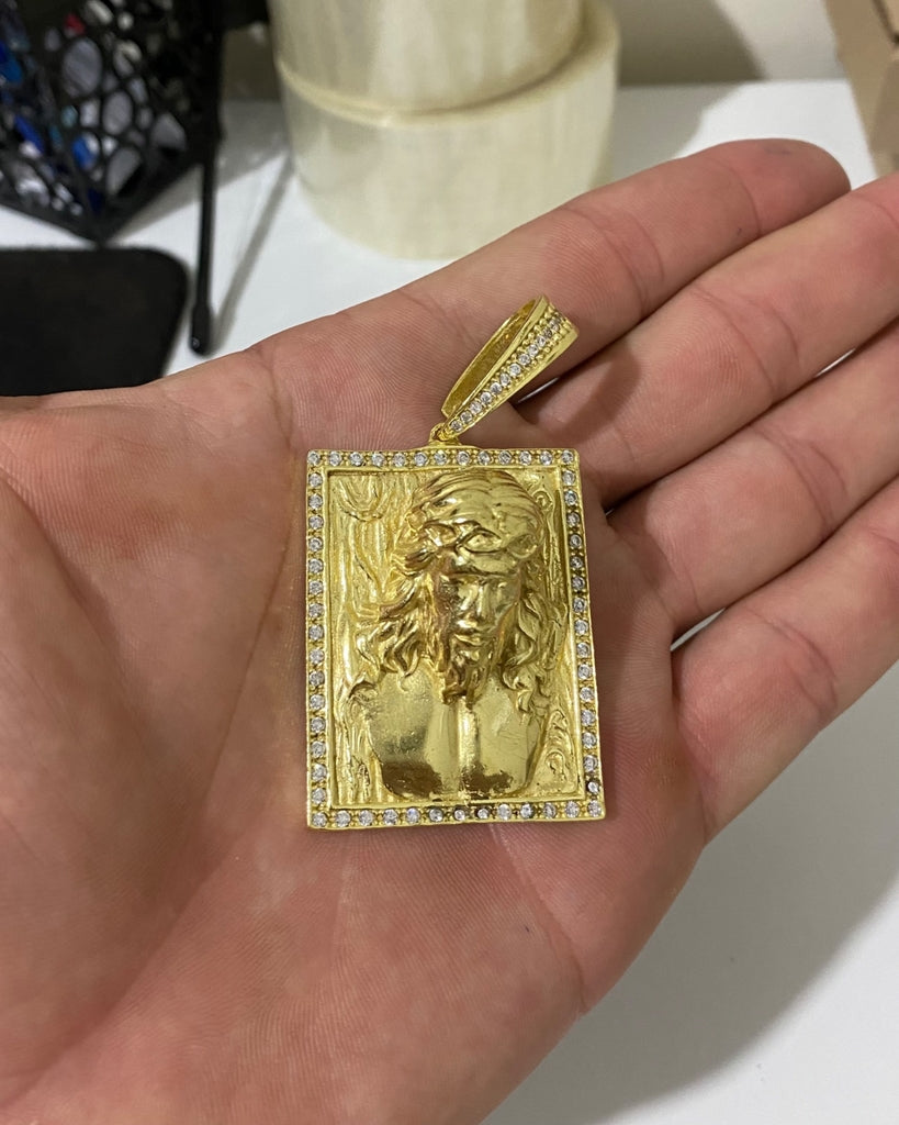 PINGENTE CRISTO QUADRADO 3D COM BORDA CRAVEJADA - 4,5x3,5cm