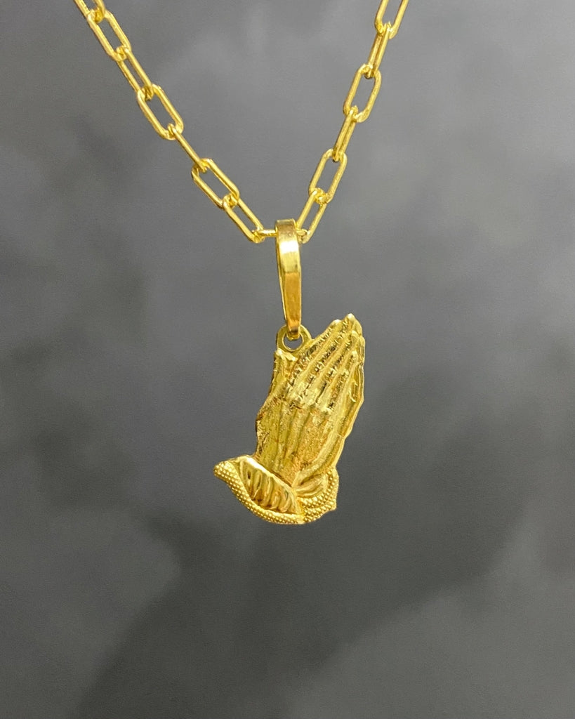 PINGENTE MÃO ORAÇÃO PEQUENO - 2x1cm