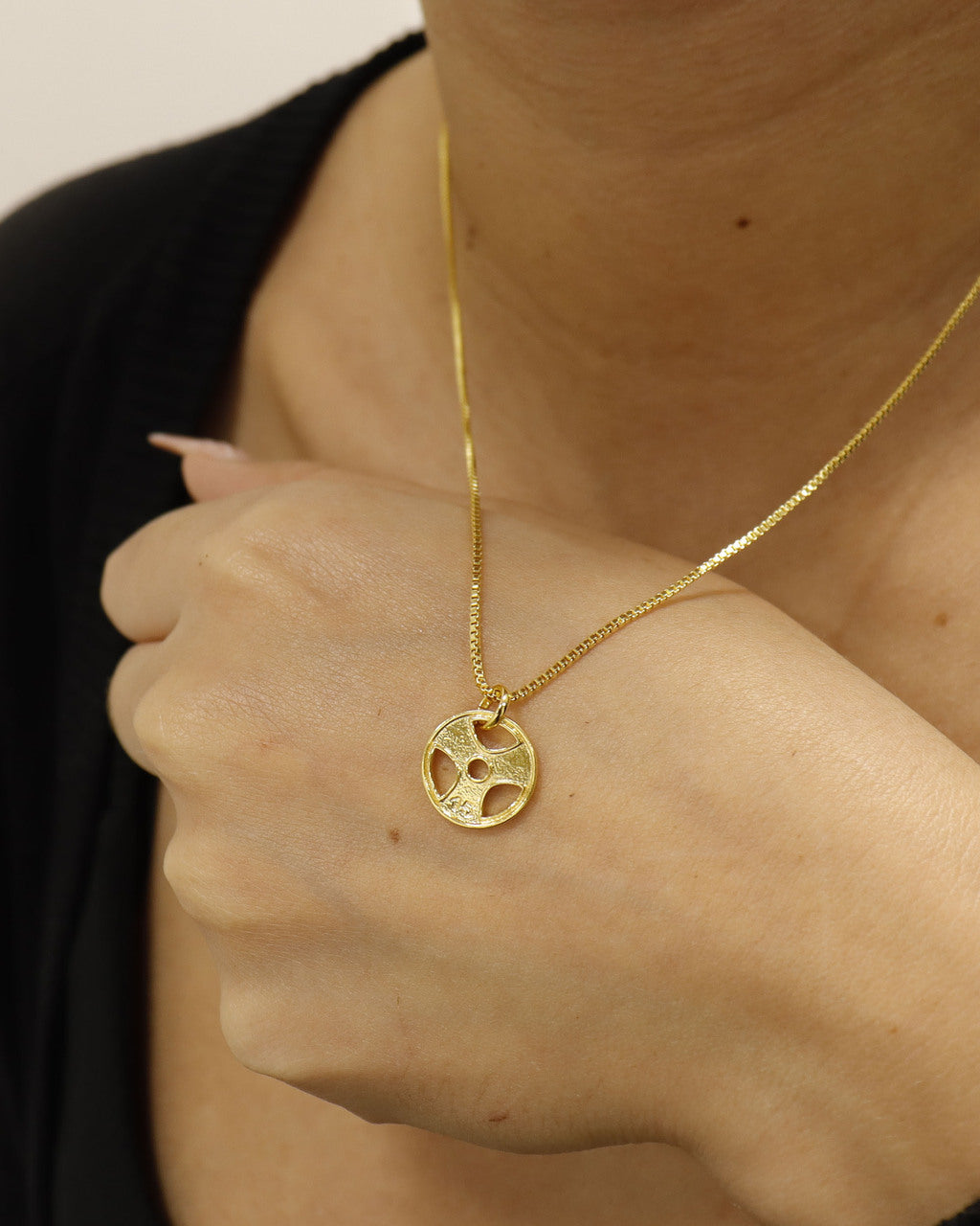 CONJUNTO BANHADO: CORRENTE CUBINHO 1MM + PINGENTE ANILHA