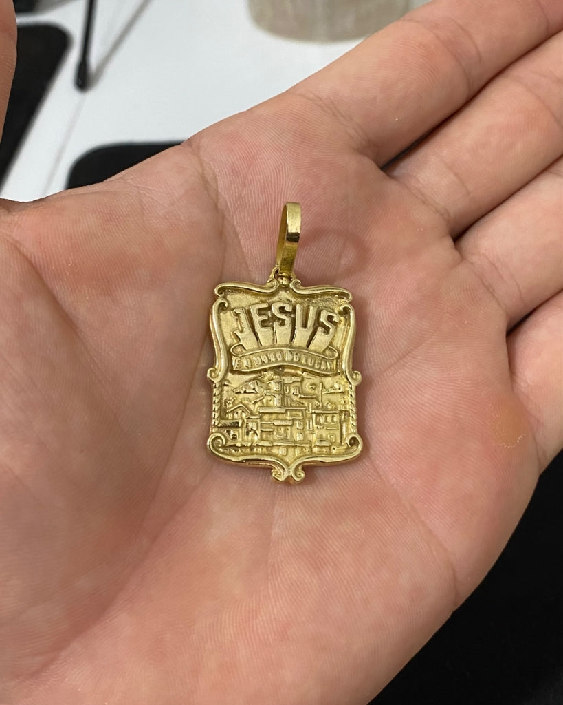 PINGENTE JESUS É O DONO DO LUGAR - 3,5x2,5cm