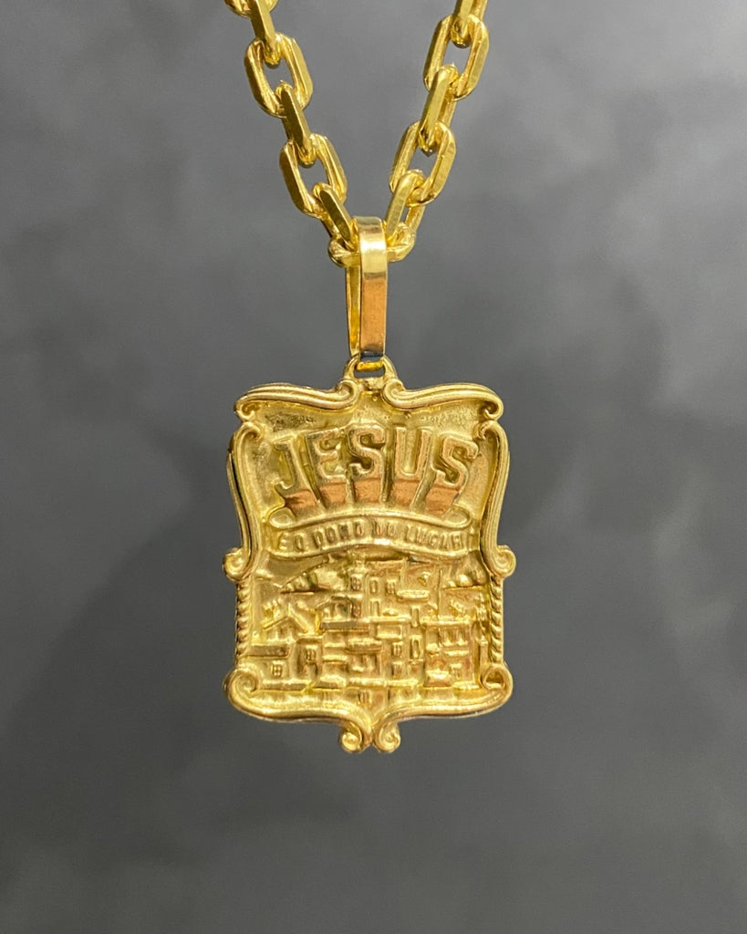 PINGENTE JESUS É O DONO DO LUGAR - 3,5x2,5cm