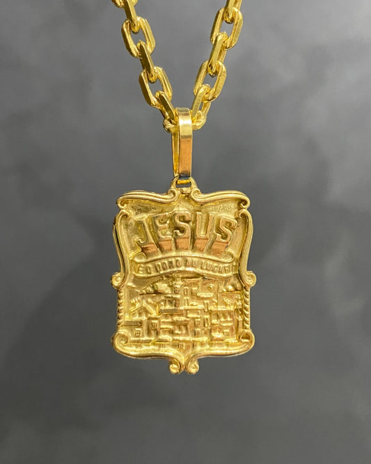 PINGENTE JESUS É O DONO DO LUGAR - 3,5x2,5cm