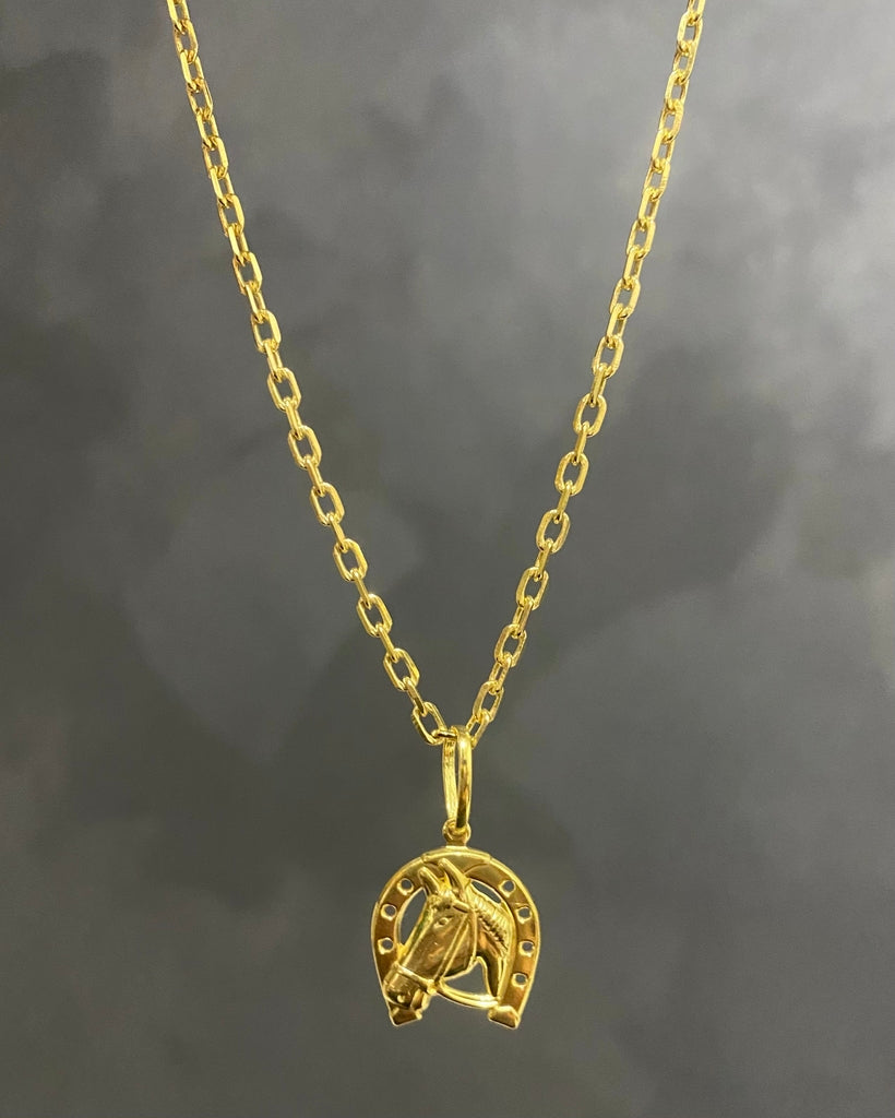 CORRENTE CADEADO DE QUINA 2MM + PINGENTE FERRADURA DO CAVALO PEQUENO