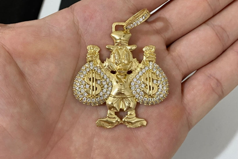 PINGENTE TIO PATINHAS COM MALOTE CRAVEJADO - 5x4,5cm