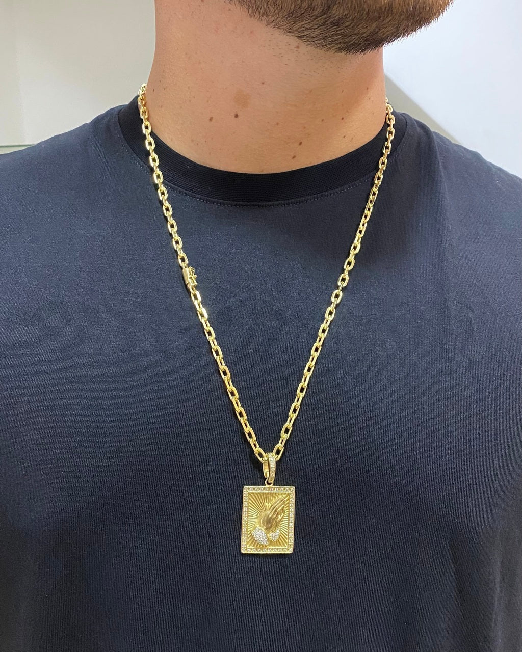 CORRENTE CADEADO DE QUINA 5MM + PINGENTE MÃO ORAÇÃO QUADRADO CRAVEJADO