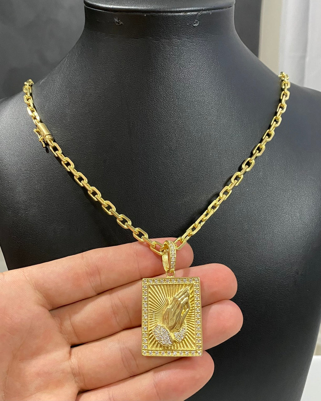 CORRENTE CADEADO DE QUINA 5MM + PINGENTE MÃO ORAÇÃO QUADRADO CRAVEJADO