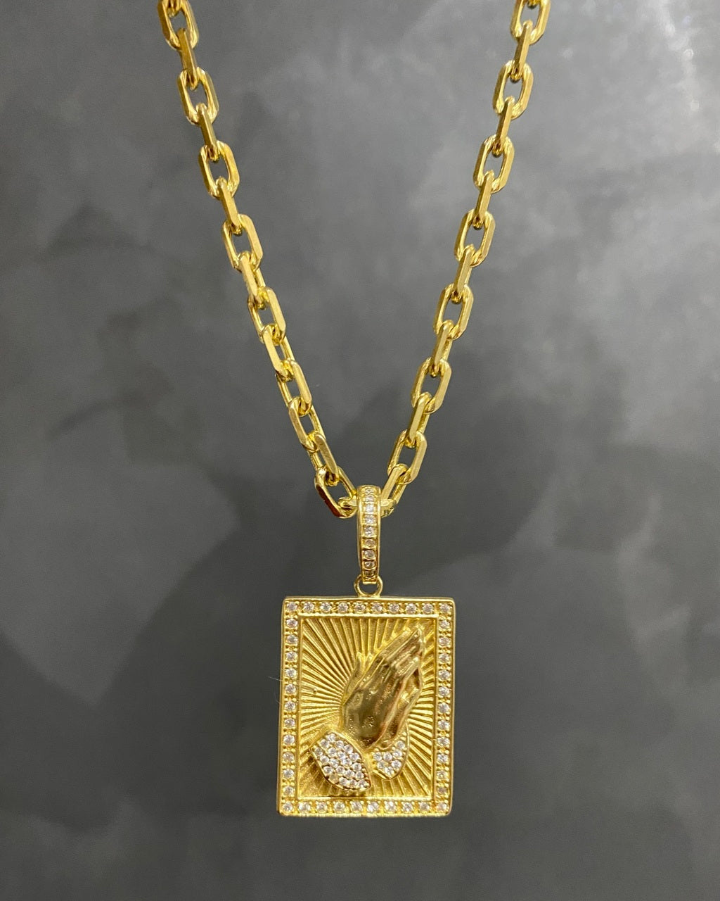 CORRENTE CADEADO DE QUINA 5MM + PINGENTE MÃO ORAÇÃO QUADRADO CRAVEJADO