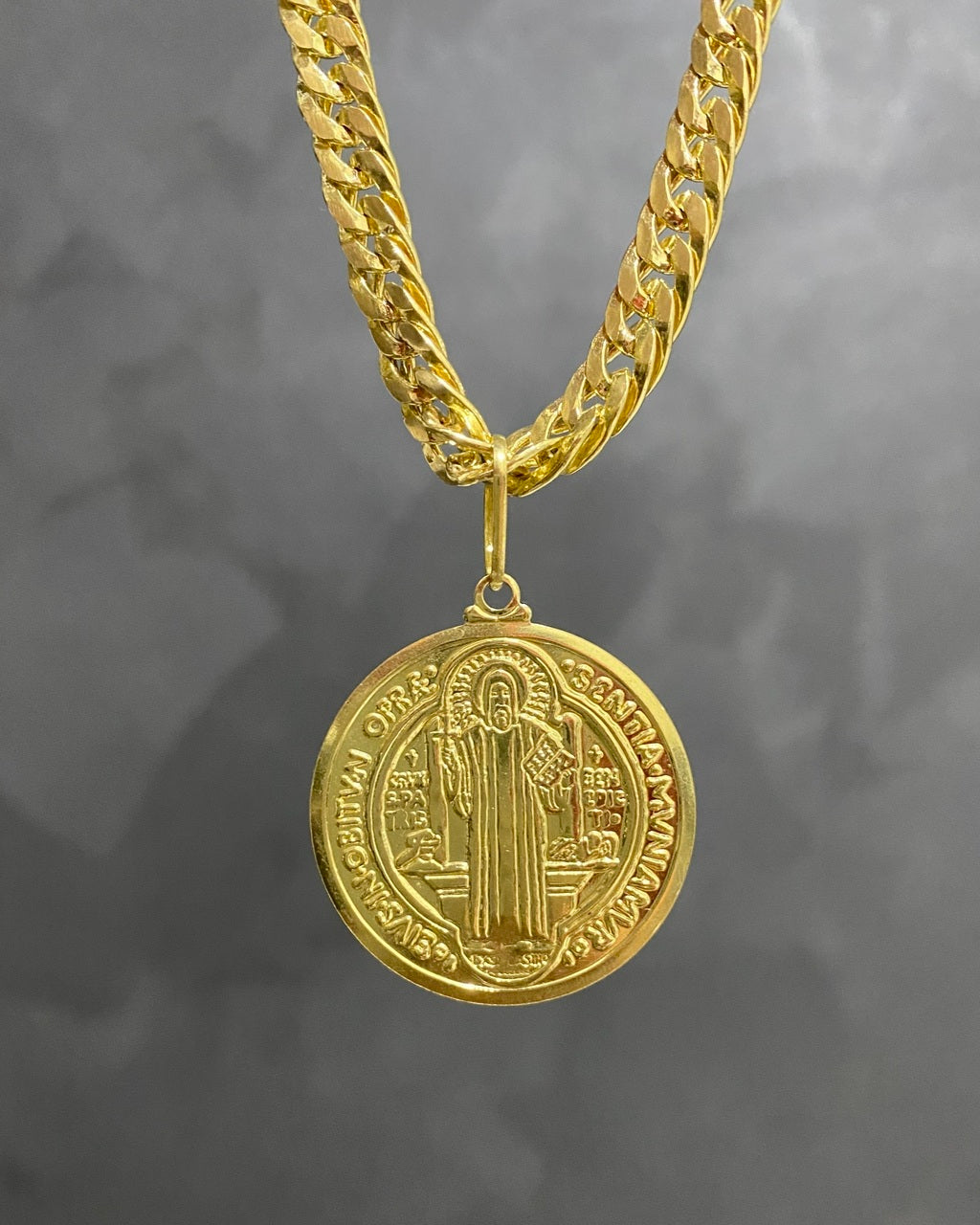 CORRENTE GRUMET LAMINADA 8MM + PINGENTE MEDALHA DE SÃO BENTO FRENTE E VERSO