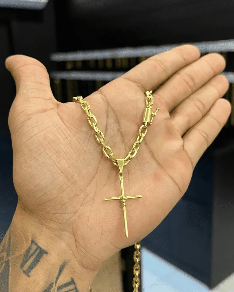 CORRENTE CADEADO DE QUINA 6MM + PINGENTE CRUZ ENROLADA MÉDIA