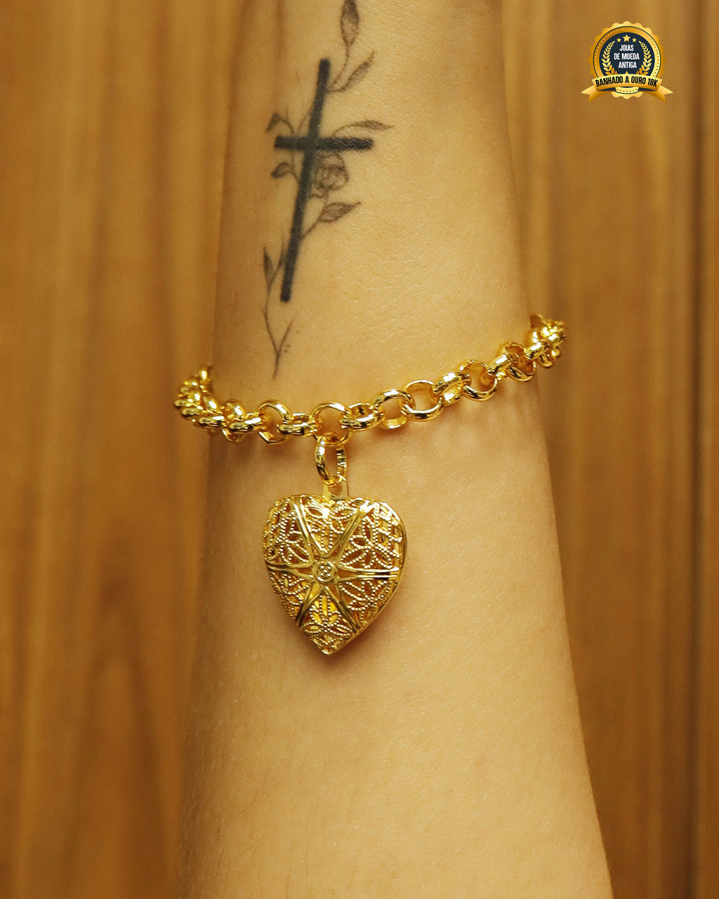 RELICÁRIO BANHADO: PULSEIRA ELO PORTUGUÊS 4MM + PINGENTE CORAÇÃO RELICÁRIO VAZADO