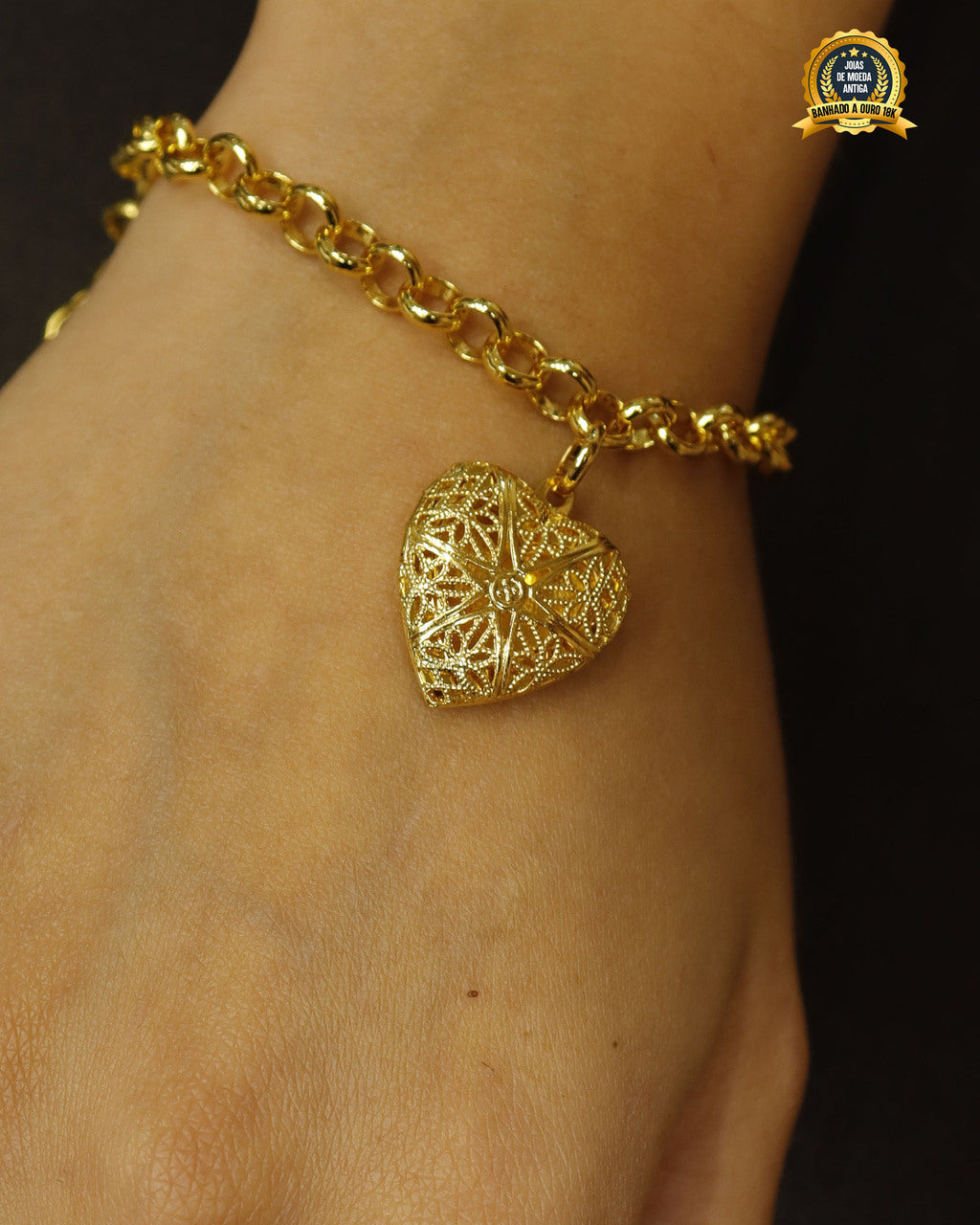 RELICÁRIO BANHADO: PULSEIRA ELO PORTUGUÊS 4MM + PINGENTE CORAÇÃO RELICÁRIO VAZADO